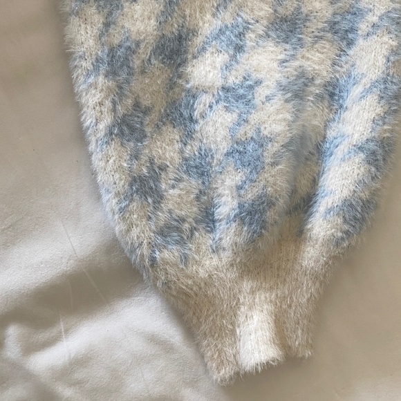 Kendall & Kylie Blue and Cream Houndstooth Cropped Fuzzy Thick Cardigan M EUC - Picture 7 of 9